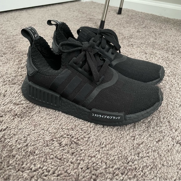 nmd r1 japan triple black